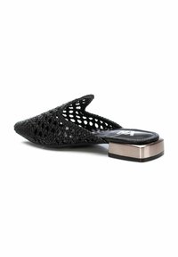 Scarpa slip-on nera intrecciata con punta appuntita e tacco a blocco metallico. La parte superiore presenta un design aperto e arioso con una finitura testurizzata.