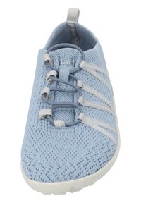 Zapatilla deportiva azul claro con parte superior de punto, cordones elásticos y una superficie texturizada. Cuenta con una lengüeta en el talón para facilitar su uso.