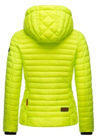 Veste matelassée à capuche de couleur jaune néon vif, présentant une silhouette ajustée, des poignets côtelés et un tissu texturé avec une finition lisse.