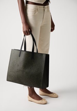 Bolsa de tote de color negro y verde con un patrón, con dos asas largas, que presenta una marca en relieve. El material parece brillante con detalles texturizados.