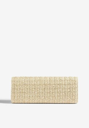 Woven Clutch in Beige mit strukturiertem Fischgrätmuster, rechteckiger Form und ohne sichtbare Beschläge oder Akzente.