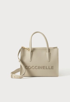 Borsa a mano in pelle beige texturizzata con due manici, tracolla regolabile e "Coccinelle" impresso sul davanti.