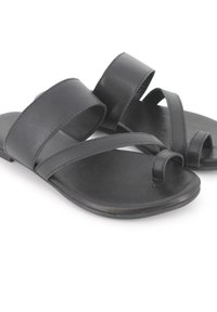 Chanclas negras de material sintético, con dos correas anchas y diseño con lazo en los dedos, y suela plana. Textura suave en todo.