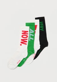 Quatro pares de meias caneladas em branco, verde e preto, com texto em destaque a ler "AGORA", "TODAS", "MUITO." Mistura de algodão com logotipo na ponta.