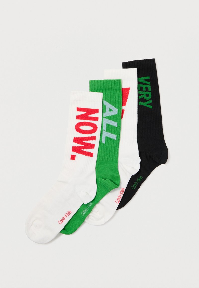 Quatro pares de meias caneladas em branco, verde e preto, com texto em destaque a ler "AGORA", "TODAS", "MUITO." Mistura de algodão com logotipo na ponta.