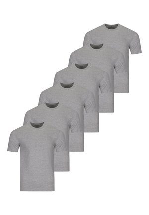 Sei t-shirt grigio chiaro semplici, a maniche corte con scollo rotondo, disposte in pila sfalsata su uno sfondo bianco.