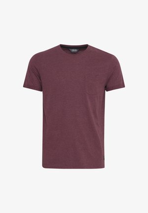 Burgundi lühikeste varrukatega T-särk, mis on valmistatud pehmest kangast, sisaldab rinnataskut ja klassikalist ümmargust kaelusena ning on lõdva lõikega.