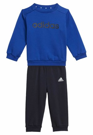 Felpa blu con logo Adidas nero, collo rotondo, bottoni a pressione sulla spalla. Pantaloni neri con logo Adidas bianco, cintura elastica, orli a coste.