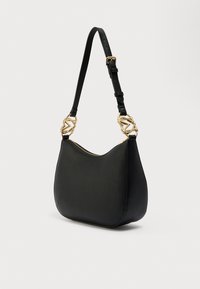 Μαύρη τσάντα χειρός από δέρμα με υφή, κυρτό σχήμα και χρυσές μεταλλικές λεπτομέρειες στο λουρί. Κλείνει με φερμουάρ στο επάνω μέρος.