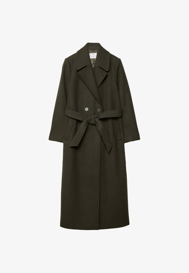 Lungo cappotto di lana verde oliva scuro con chiusura a doppiopetto, ampio colletto e cintura in vita.