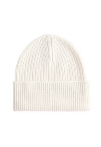Witte geribbelde beanie van gestructureerd breimateriaal, met een omgeslagen rand en een verticale patroon voor een snug fit.
