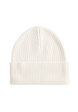 Bonnet côtelé blanc en tricot texturé, avec un revers replié et un motif vertical pour un ajustement confortable.