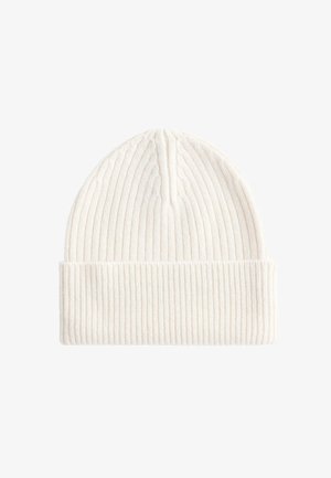 Bonnet côtelé blanc en tricot texturé, avec un revers replié et un motif vertical pour un ajustement confortable.