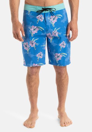 Blaue Schwimmshorts mit floralem Muster aus pinken Blumen und grünen Blättern. Elastischer Bund mit Kordelzug. Glatte Stofftextur.