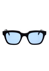 Occhiali da sole neri con montatura spessa e lenti blu. Forma quadrata con angoli ben definiti. Finitura opaca; nessun logo o motivo visibile.