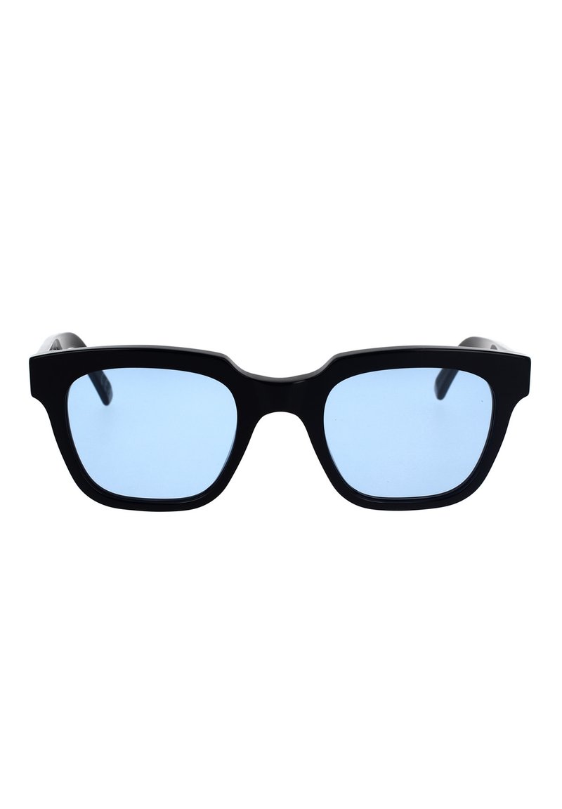Occhiali da sole neri con montatura spessa e lenti blu. Forma quadrata con angoli ben definiti. Finitura opaca; nessun logo o motivo visibile.