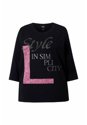 T-shirt en coton noir à manches trois-quarts, présentant un graphisme texte argenté et rose, mettant en avant "Style" et "L" en caractères gras.