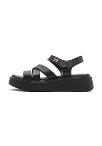 Sandali platform in pelle nera con diversi design a fascia incrociata, cinturino sul tallone regolabile e suola liscia e testurizzata. Accento con logo argento.