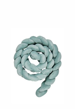 Geflochtenes, weiches Überwurf in hellblau, mit einer glatten Textur und einer runden Form, spiralförmig gewickelt.