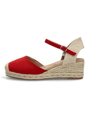 Sandalia cuña roja de punta cerrada con tacón beige tejido, correa de tobillo con hebilla plateada y plataforma trenzada de yute.