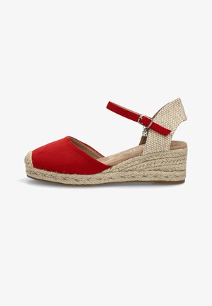Sandalia cuña roja de punta cerrada con tacón beige tejido, correa de tobillo con hebilla plateada y plataforma trenzada de yute.
