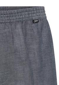 Grå linnedshorts med elastisk talje, der har en lille sort logo-tag. Glat tekstur og skræddersyet pasform med sidesømme.