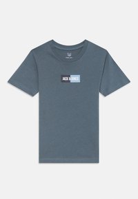 Graues T-Shirt aus Baumwolle mit Rundhalsausschnitt und kurzen Ärmeln. Es hat ein bedrucktes Logo in Schwarz und Hellblau auf der Vorderseite.