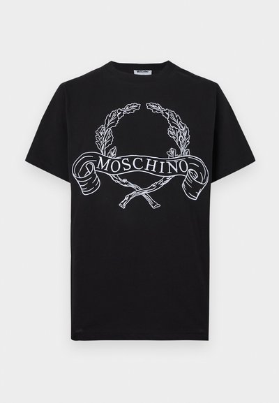 Μαύρο βαμβακερό T-shirt με λευκό λογότυπο Moschino που περιβάλλεται από φύλλα δάφνης και σχέδιο κορδέλας. Κοντά μανίκια και κλασική εφαρμογή.