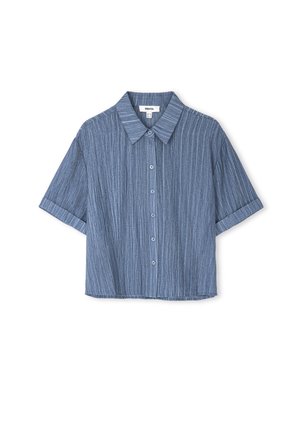 Korte mouwen, cropped shirt in lichtblauw met verticale strepen. Voorzien van een knoopsluiting aan de voorkant en een klassieke kraag. Zachte, gestructureerde stof.