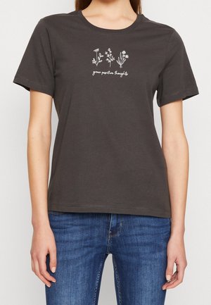 Czarnoszary bawełniany t-shirt z krótkimi rękawami, okrągłym dekoltem i białym haftem w kwiaty z napisem "rośnij pozytywne myśli" poniżej.