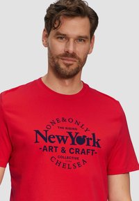 s.Oliver MIT FRONT - T-Shirt print - rot