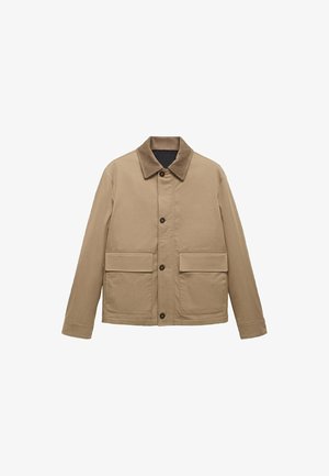 Tanskleurige jas met een corduroy kraag, twee frontzakken en knoopsluiting. Gemaakt van stevig materiaal met een relaxte pasvorm en eenvoudig ontwerp.