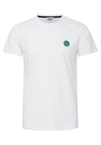 Hvit bomull T-skjorte med korte ermer og rund hals. Har et lite, sirkulært blått og grønt brodert grafikk på brystet.