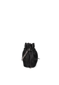 Borsa a tracolla in pelle nera con finitura testurizzata, dotata di manico in catena argentata e parte superiore arricciata per una chiusura sicura.