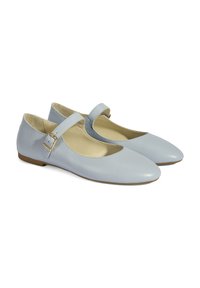 Helleblaue Leder-Mary-Jane-Ballerinas mit runder Spitze, flacher Sohle und schmalem Riemen, gesichert mit einer goldfarbenen Schnalle.
