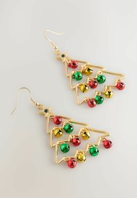 Ohrringe in Goldton in Form eines Christbaums mit roten, grünen und gelben Glöckchen. Sternakzente zieren die Spitze, während die Äste in einem Zickzackdesign gestaltet sind.