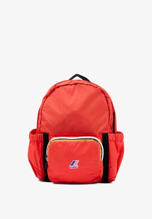 Zaino rosso brillante con tasca frontale con zip con il logo K-Way blu, bianco e rosso, cinghie laterali nere e maniglia superiore nera.