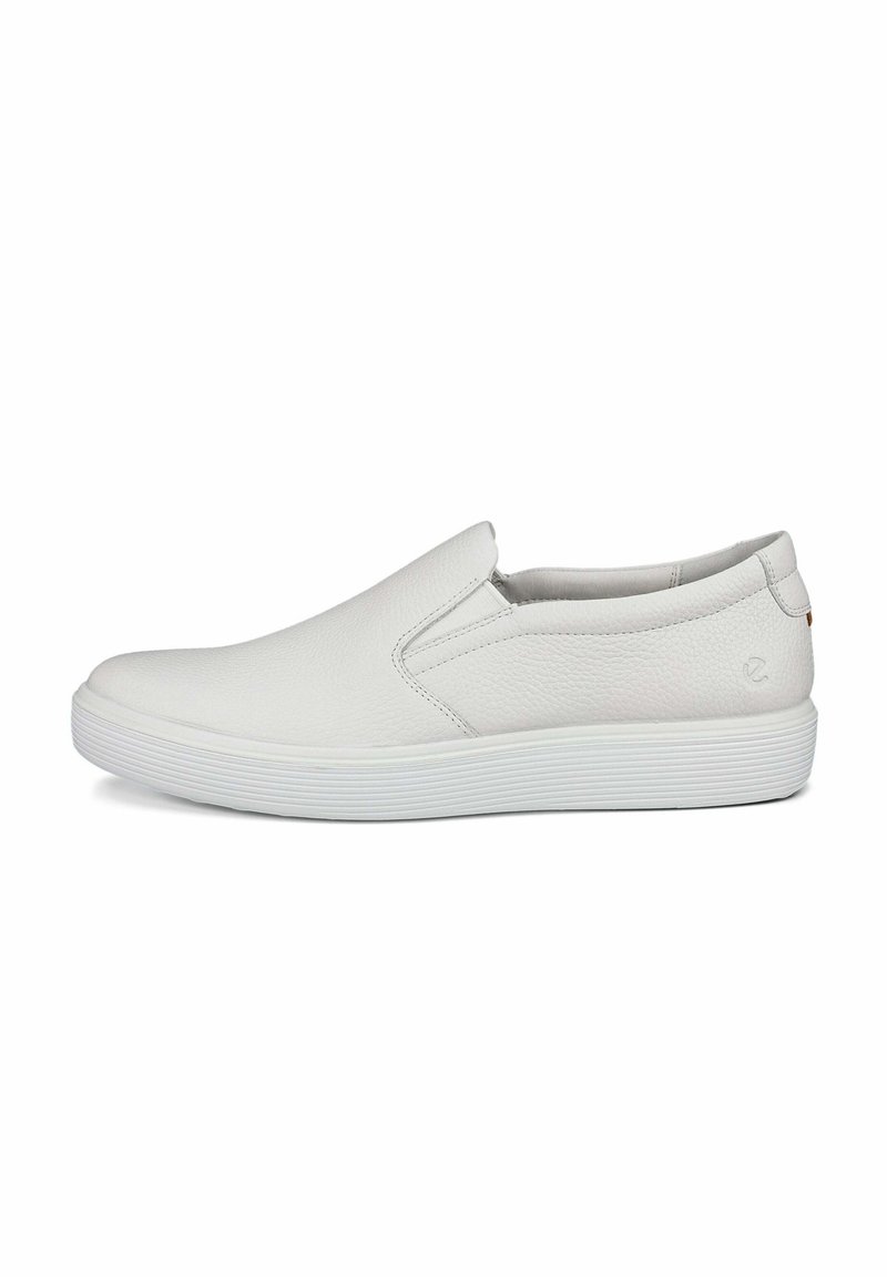 Scarpe bianche slip-on realizzate in pelle testurizzata, con inserti elastici laterali, suola in gomma bianca spessa e design minimalista.