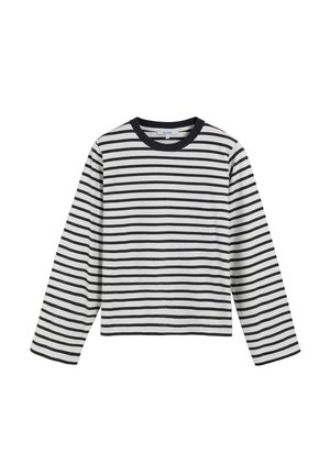 Camisa de manga larga hecha de tela suave con una base blanca y rayas horizontales negras, que presenta un escote redondo y un corte cropped.