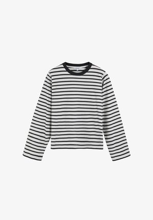 Camisa de manga larga hecha de tela suave con una base blanca y rayas horizontales negras, que presenta un escote redondo y un corte cropped.