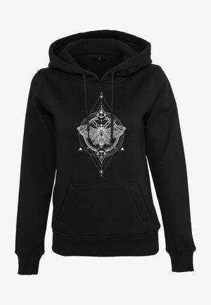 Mustaga kapuutsiga, millelt paistab valge grafika, kus on kujutatud ööliblikat ja geomeetrilisi kujusid. Valmistatud pehmest kangast, sisaldab esist kangaroo taskut ja nööre.