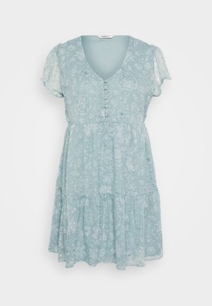 Lyseblå blomsterkjole med korte puffærmer, V-hals, knapdetaljer og en lagdelt nederdel, lavet af et blødt, let materiale.