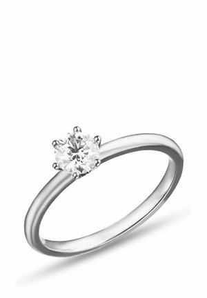 Silberfarbener Ring mit einem einzelnen runden klaren Diamanten, der in sechs Krappen auf einem glatten, schlanken Band gefasst ist. Minimalistisches Design mit polierter Oberfläche.