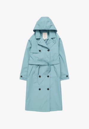 Lyseblå regnfrakke med hætte, dobbeltradet design, sorte knapper, bælte og sidelommer. Glat tekstur.