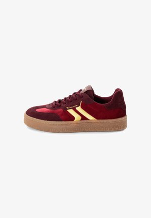 Sneaker aus Bordeaux-Rot und rotem Wildleder mit gelben Streifen, gummierter Sohle, Schnürsenkeln und "Tamaris"-Logo an der Seite.