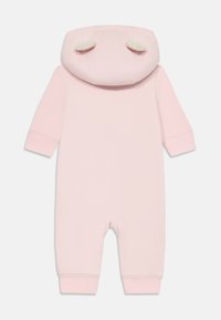 Ružový overál s kapucňou vyrobený z mäkkého materiálu má chlpaté uši na kapucni a rebrované manžety pre pohodlné nosenie.