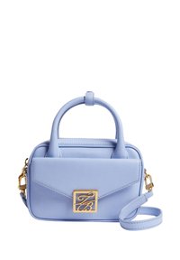 Borsa in pelle azzurro chiaro con manici tondi, dettagli in hardware dorato e una tracolla regolabile. Presenta una tasca con pattina e un accento con logo.