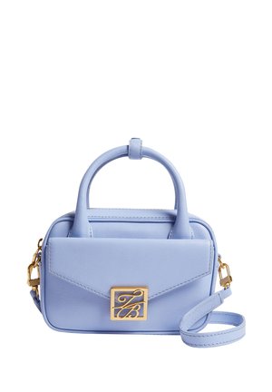 Borsa in pelle azzurro chiaro con manici tondi, dettagli in hardware dorato e una tracolla regolabile. Presenta una tasca con pattina e un accento con logo.