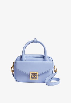 Sac à main en cuir bleu clair avec poignées arrondies, ornements en métal doré et une bandoulière réglable. Présente une poche à rabat et un accent logo.