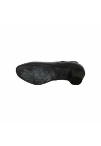 Schwarze Lederschuhe mit mittelhohem Absatz und einer strukturierten Gummisohle mit floralem, eingeprägtem Design.